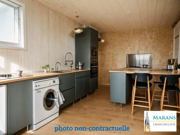 Maison à Charron avec 2 chambres, garage et cour, idéal projet de rénovation