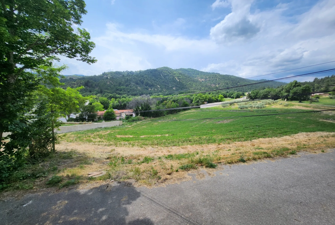 Maison de village à Châteauredon (04) avec deux appartements et grand potentiel 