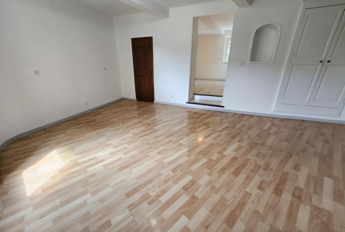 Maison de village à Châteauredon (04) avec deux appartements et grand potentiel 