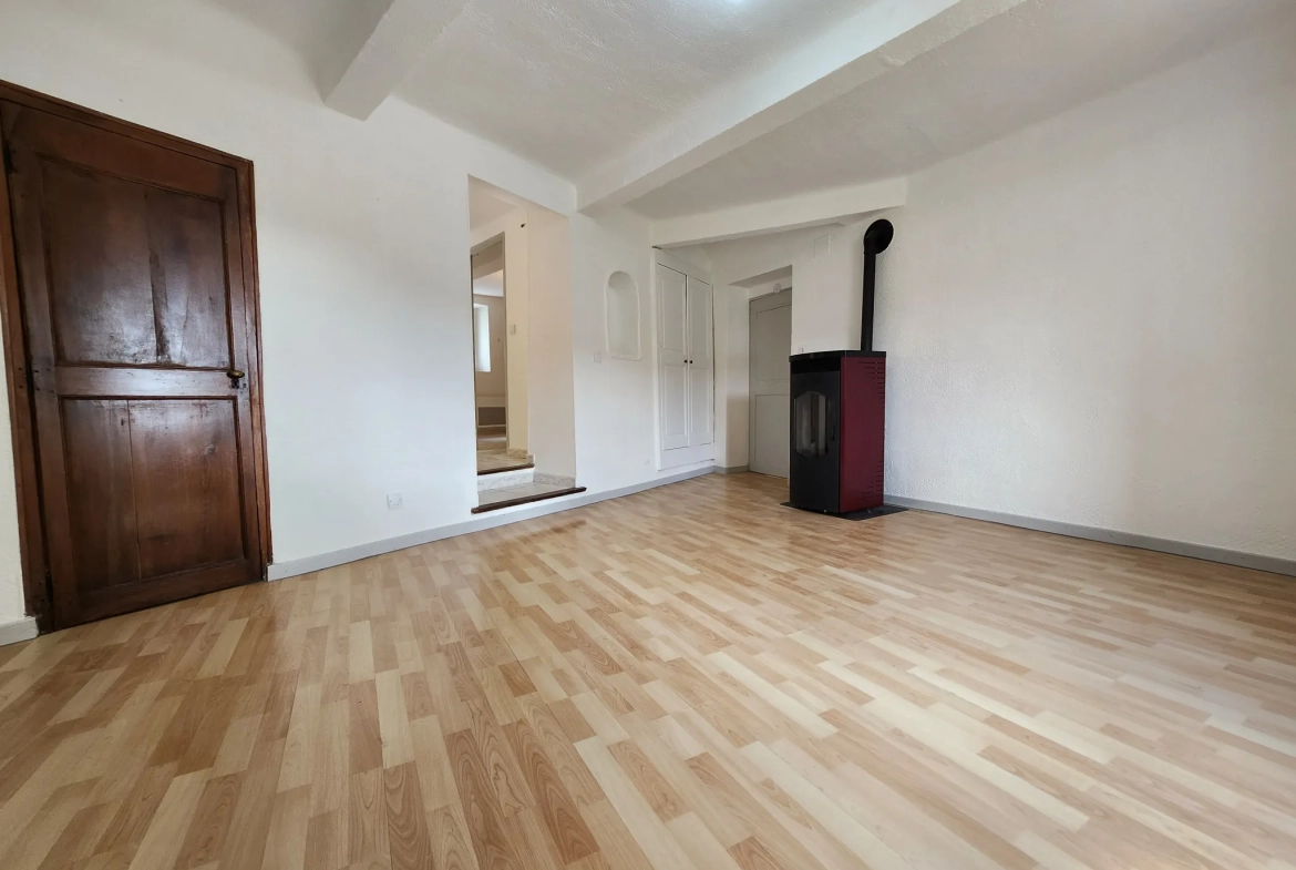 Maison de village à Châteauredon (04) avec deux appartements et grand potentiel 