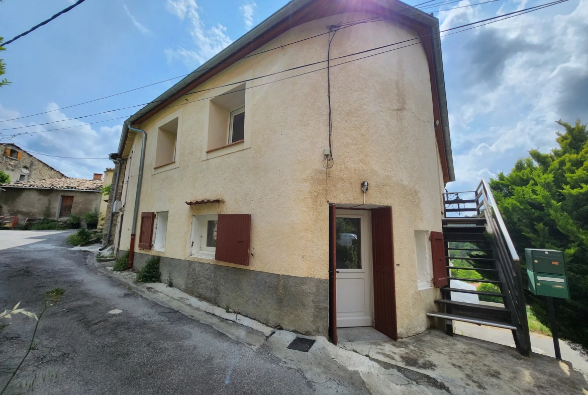 Maison de village à Châteauredon (04) avec deux appartements et grand potentiel 