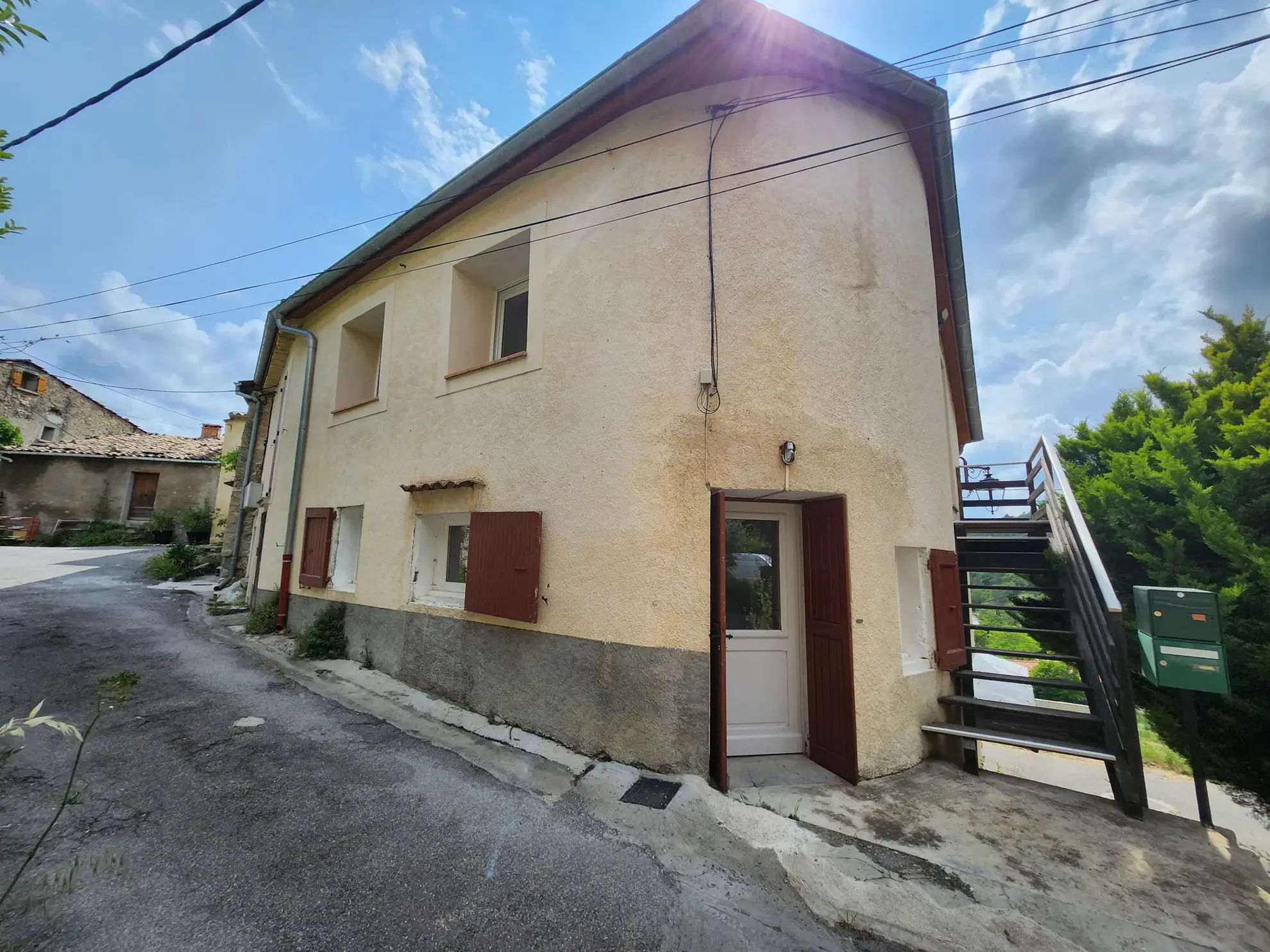Maison de village à Châteauredon (04) avec deux appartements et grand potentiel 