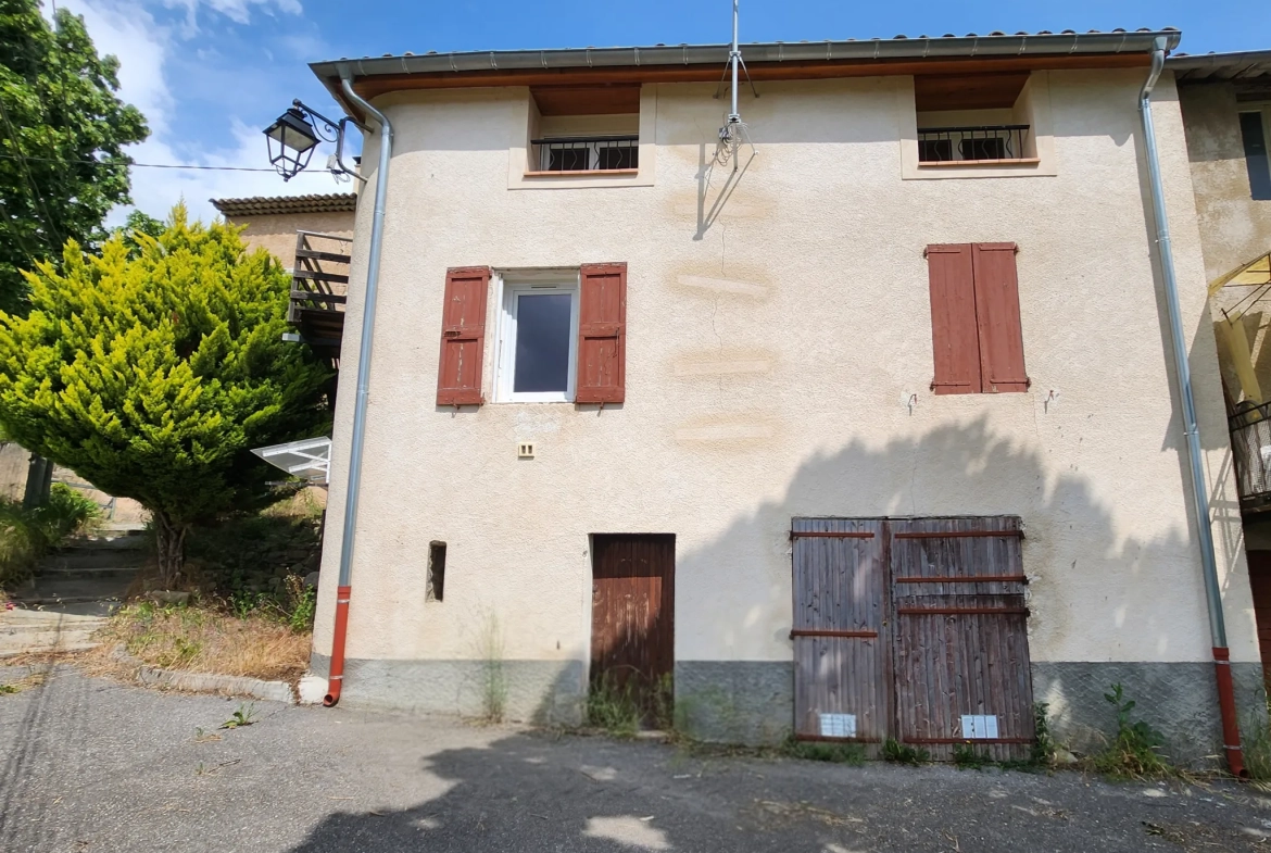 Maison de village à Châteauredon (04) avec deux appartements et grand potentiel 