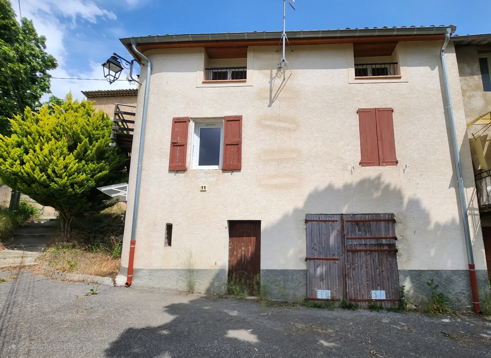 Maison de village à Châteauredon (04) avec deux appartements et grand potentiel 