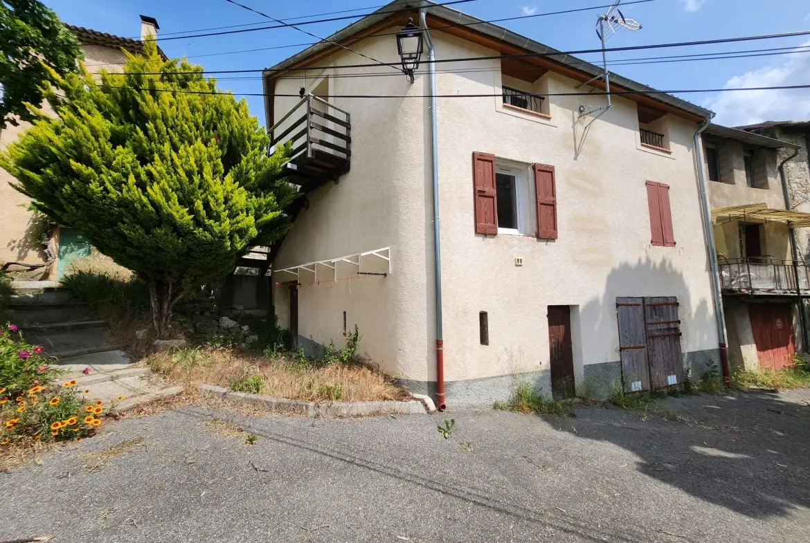 Maison de village à Châteauredon (04) avec deux appartements et grand potentiel 