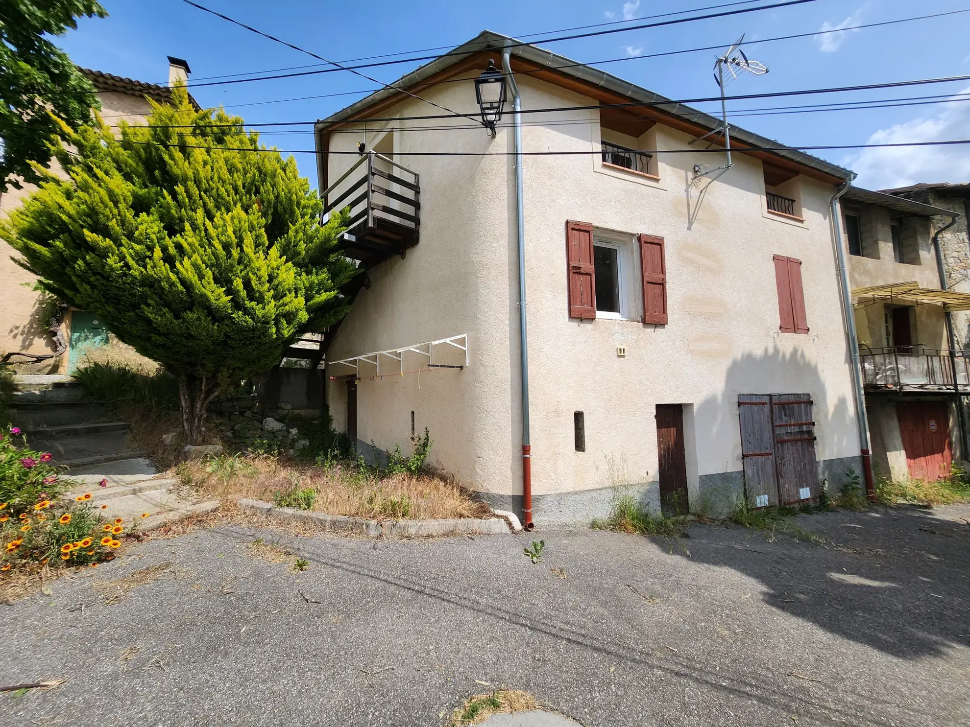 Maison de village à Châteauredon (04) avec deux appartements et grand potentiel 