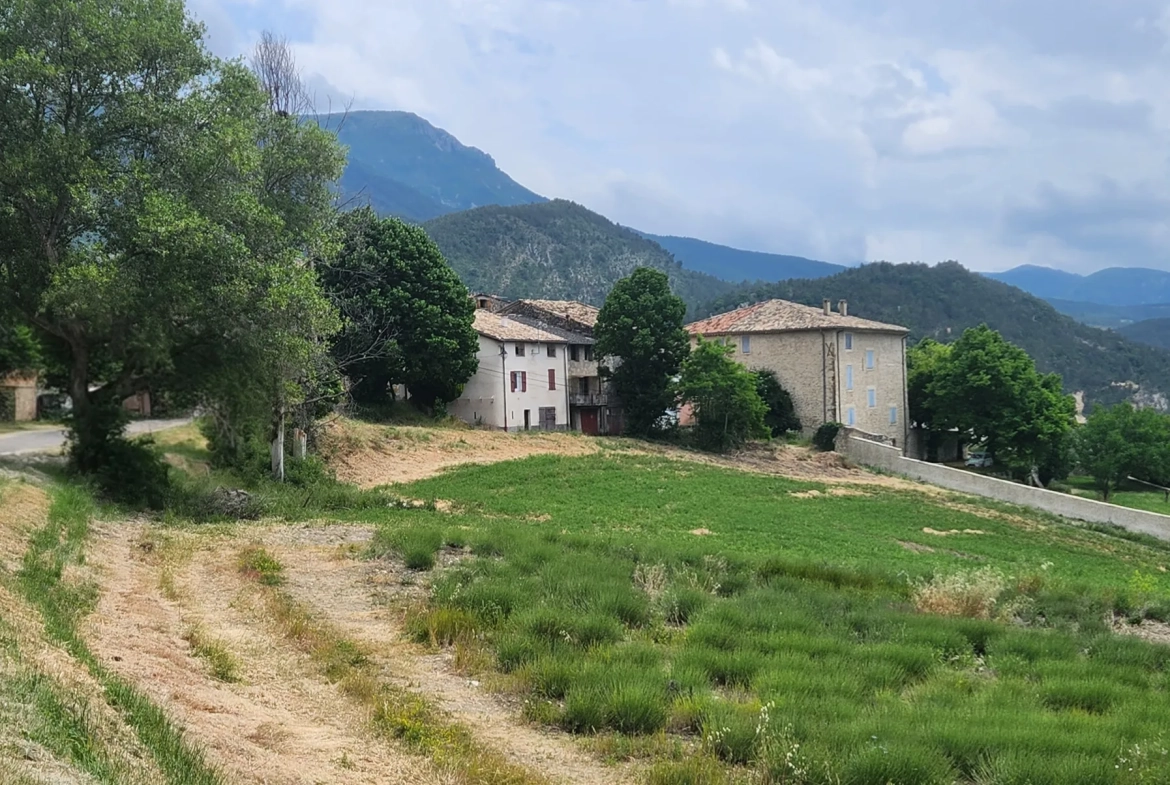Maison de village à Châteauredon (04) avec deux appartements et grand potentiel 