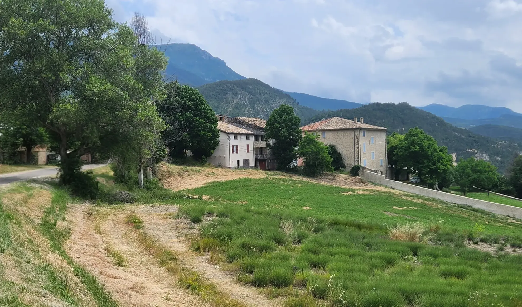 Maison de village à Châteauredon (04) avec deux appartements et grand potentiel 