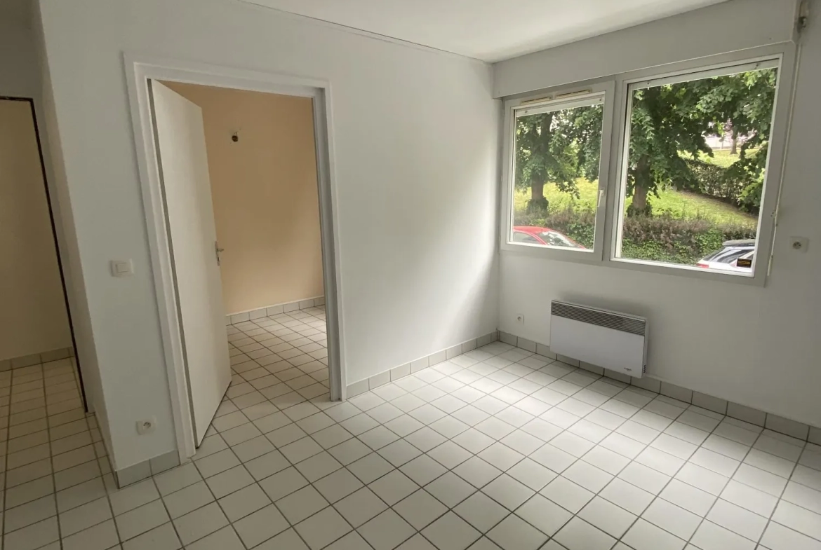 Appartement de 45 m² en rez-de-chaussée à La Madeleine, idéal pour résidence ou professionnel 