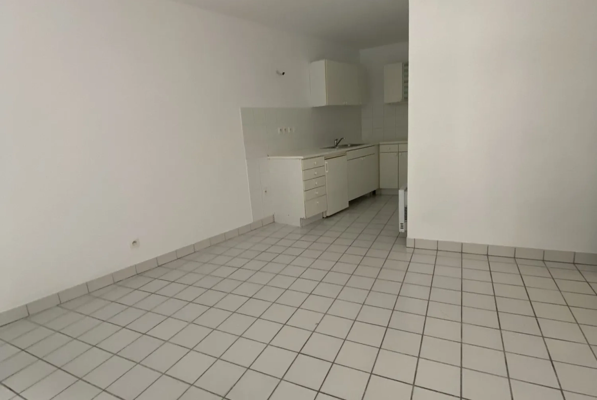 Appartement de 45 m² en rez-de-chaussée à La Madeleine, idéal pour résidence ou professionnel 