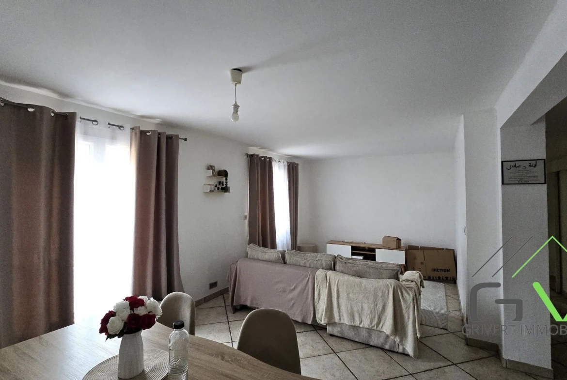 Appartement T3 lumineux de 60 m² aux Oliviers à Nîmes avec balcon et stationnement 