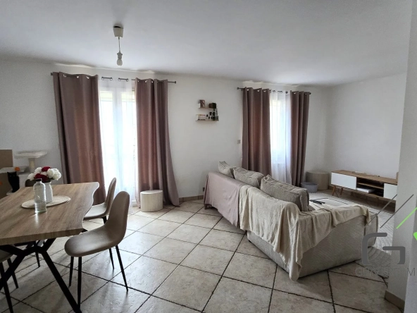 Appartement T3 lumineux de 60 m² aux Oliviers à Nîmes avec balcon et stationnement