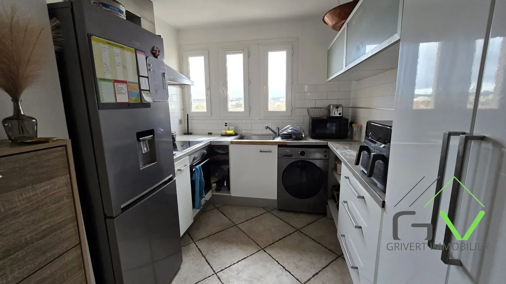Appartement T3 lumineux de 60 m² aux Oliviers à Nîmes avec balcon et stationnement 