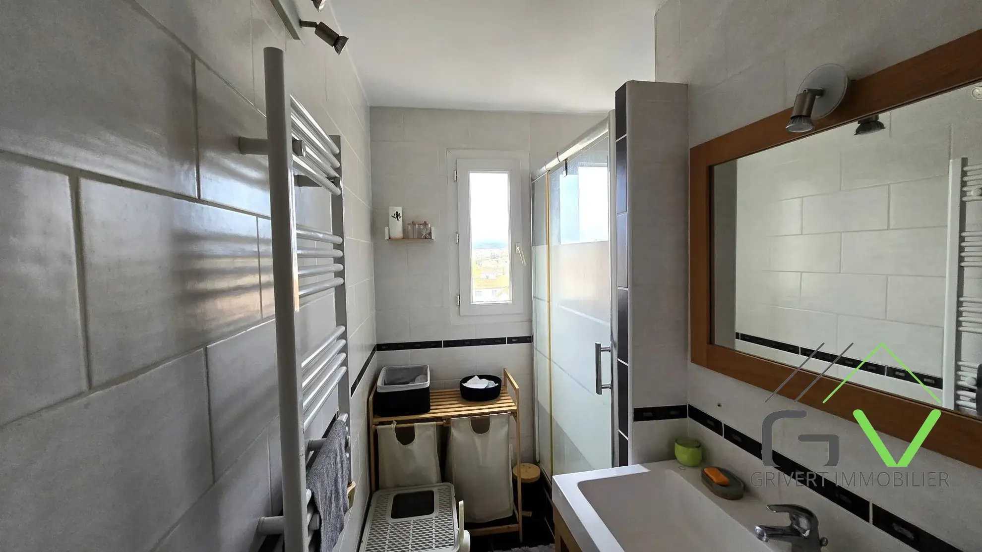 Appartement T3 lumineux de 60 m² aux Oliviers à Nîmes avec balcon et stationnement 