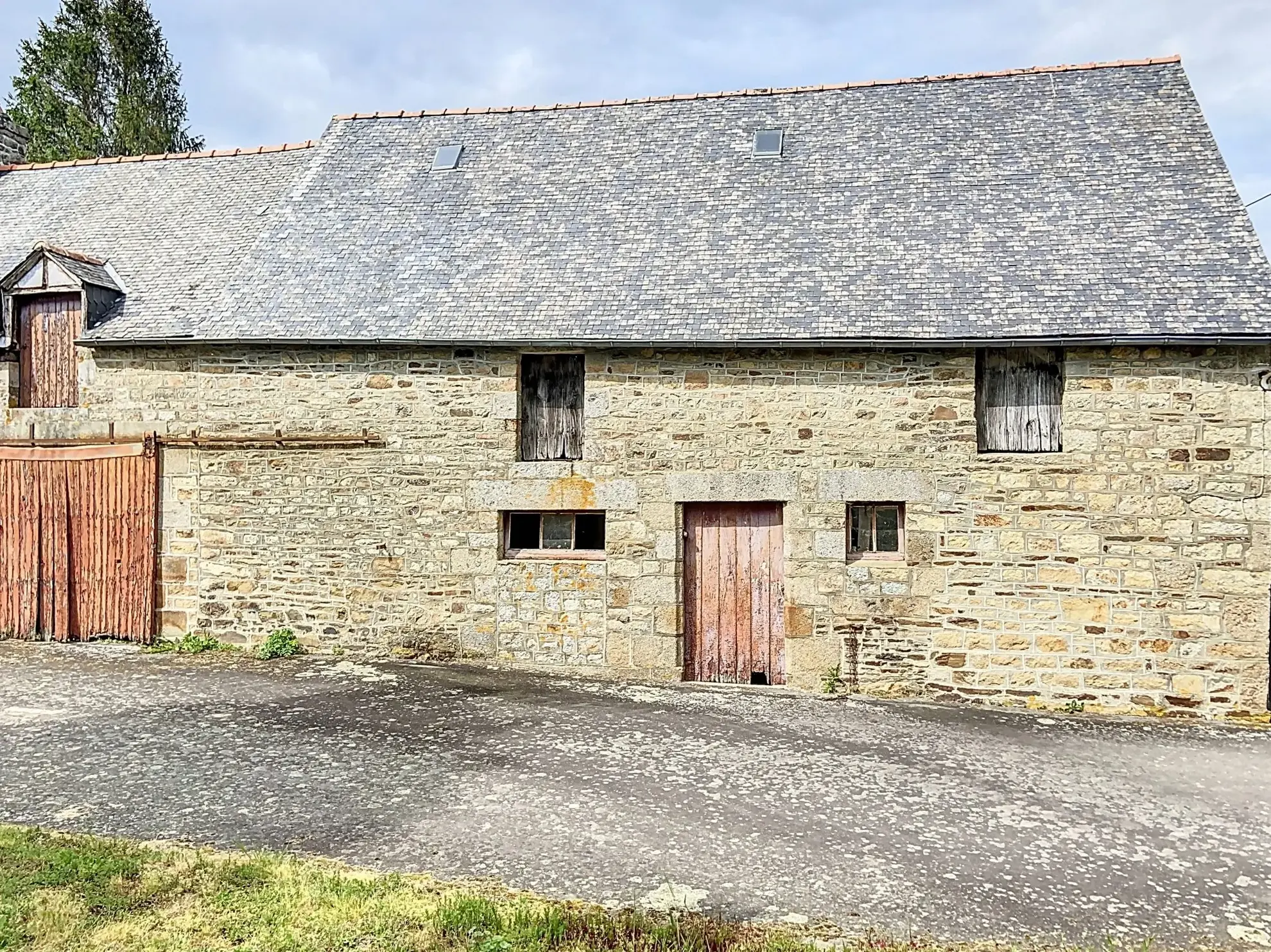 Charmante maison de campagne à rénover à Tremblay, 75 m² avec grand terrain 