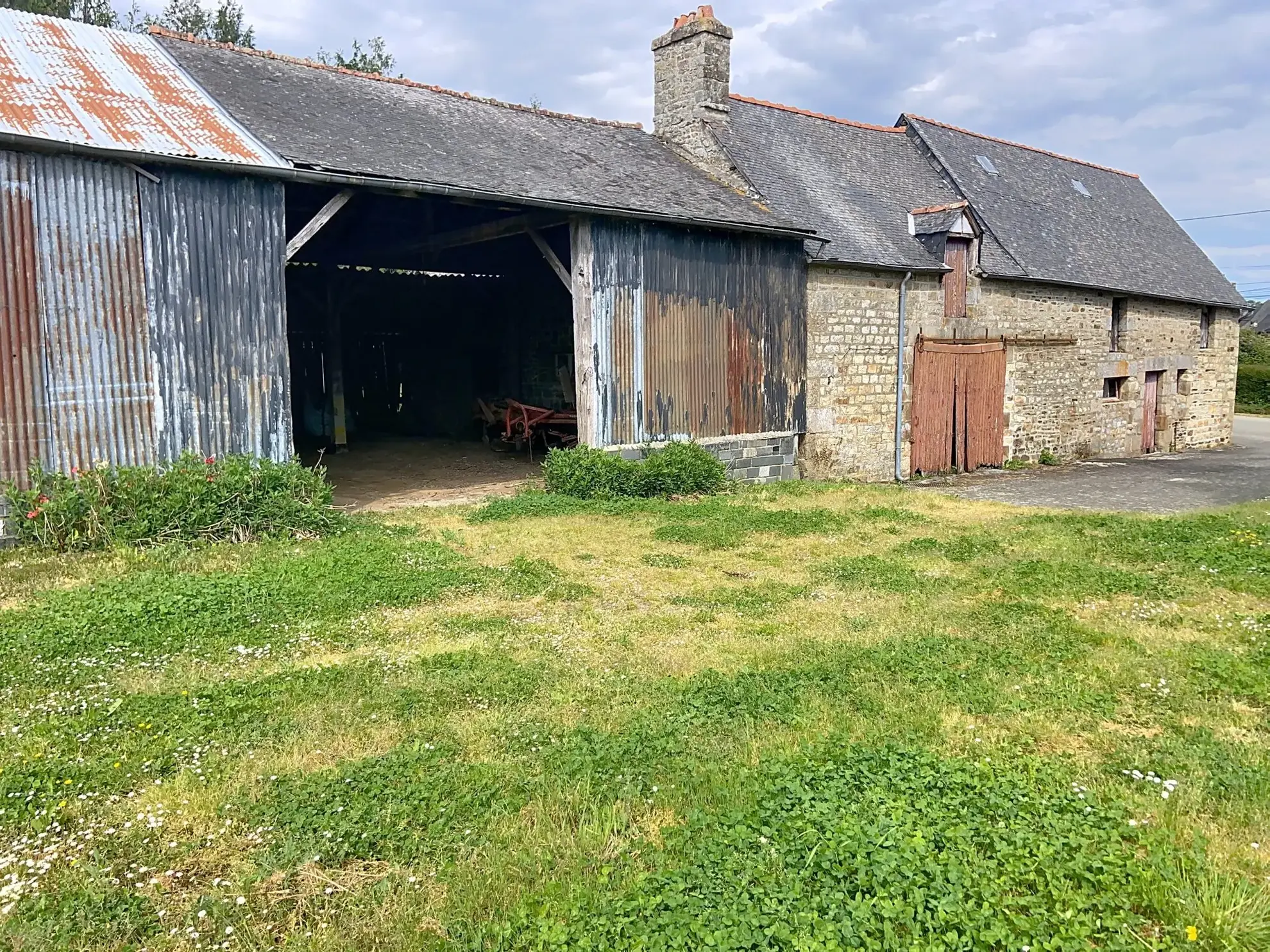 Charmante maison de campagne à rénover à Tremblay, 75 m² avec grand terrain 