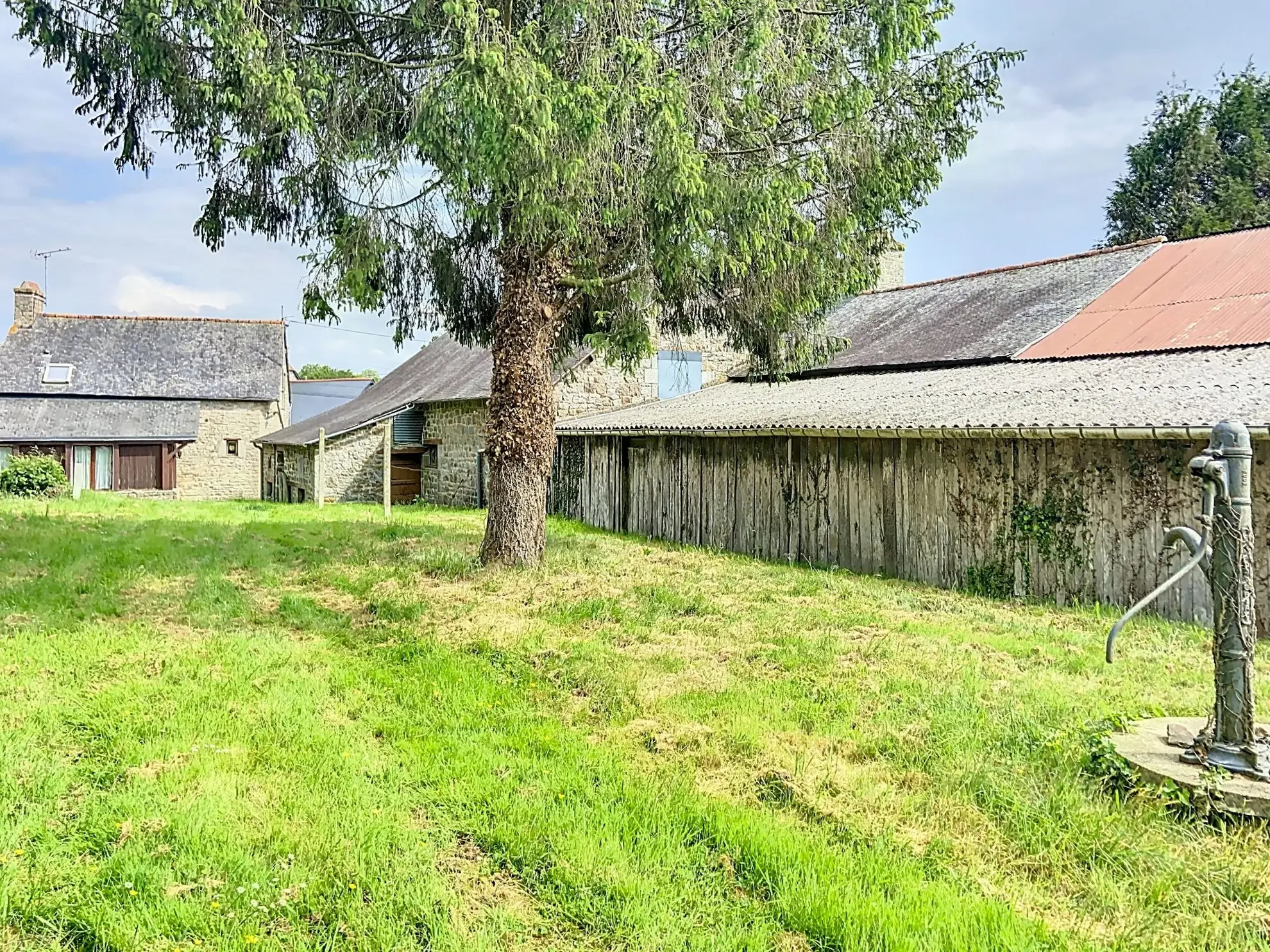 Charmante maison de campagne à rénover à Tremblay, 75 m² avec grand terrain 