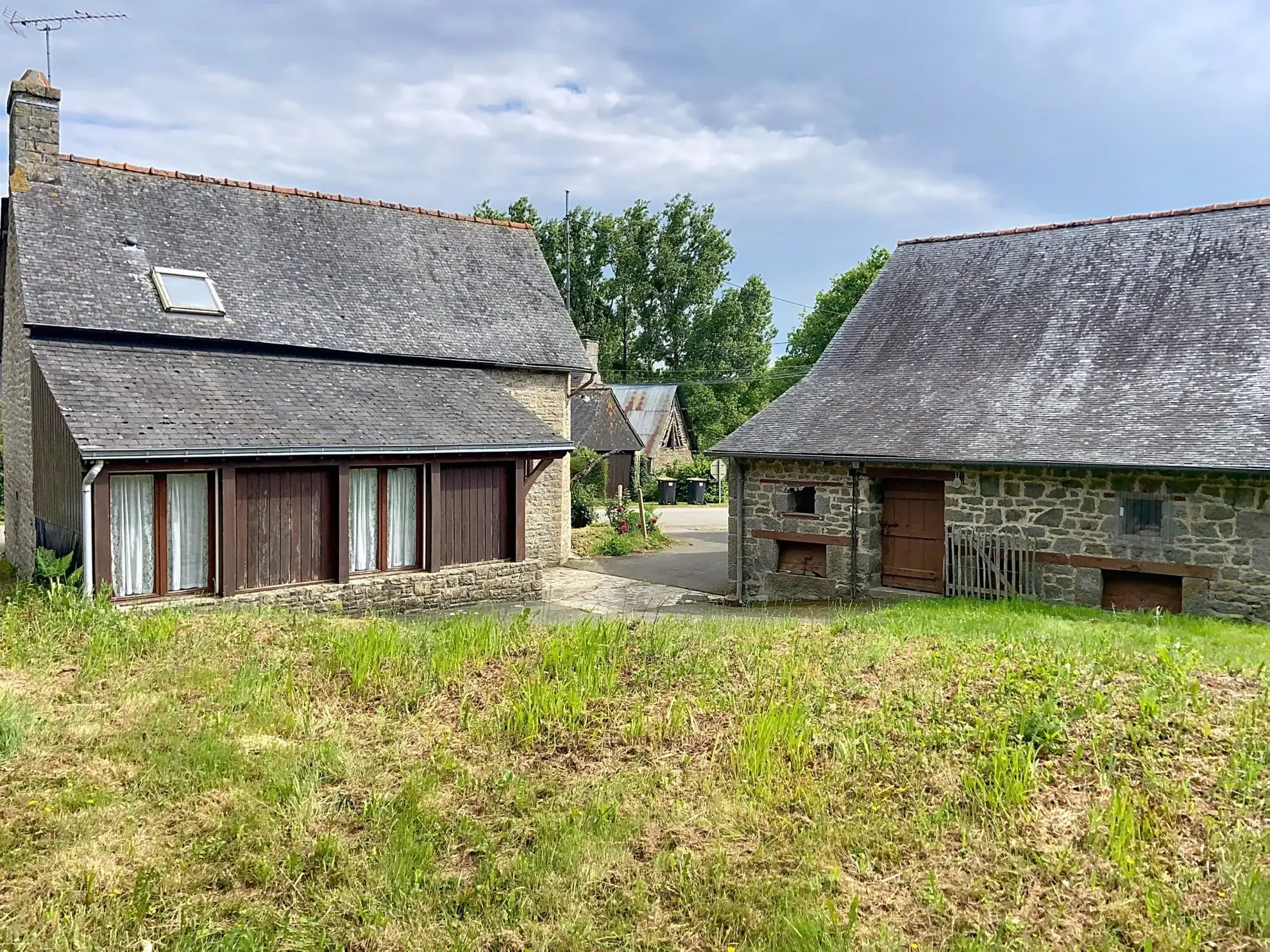 Charmante maison de campagne à rénover à Tremblay, 75 m² avec grand terrain 
