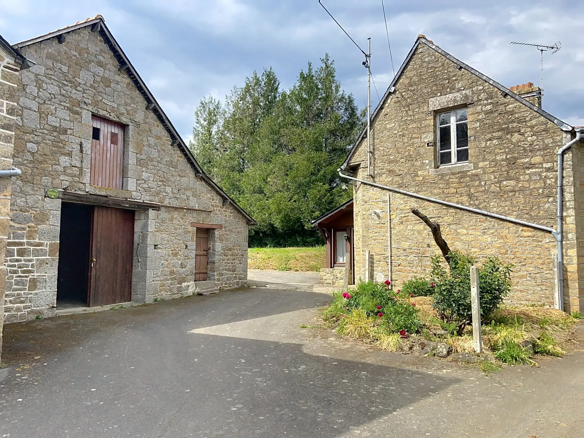 Charmante maison de campagne à rénover à Tremblay, 75 m² avec grand terrain 