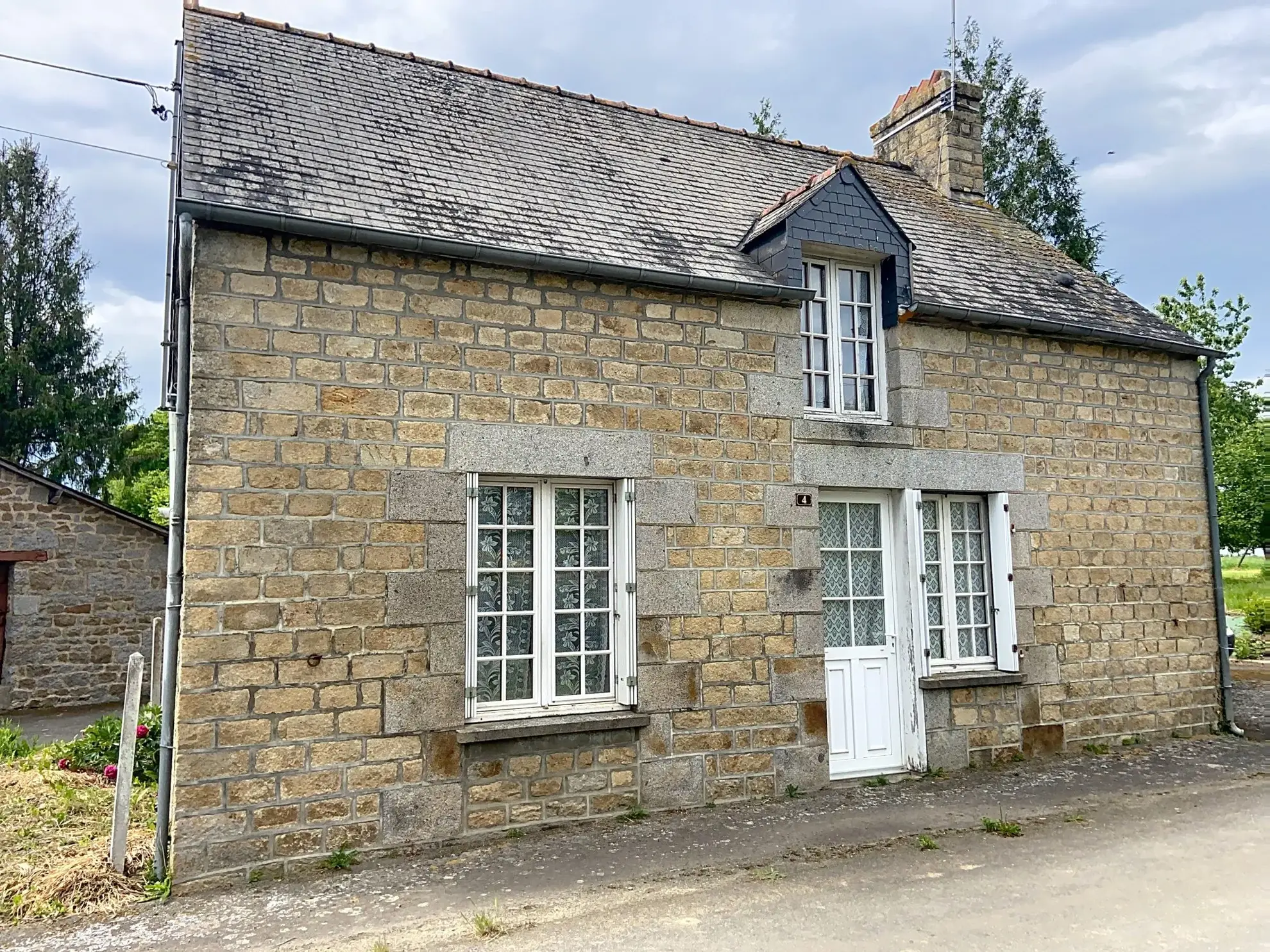 Charmante maison de campagne à rénover à Tremblay, 75 m² avec grand terrain 
