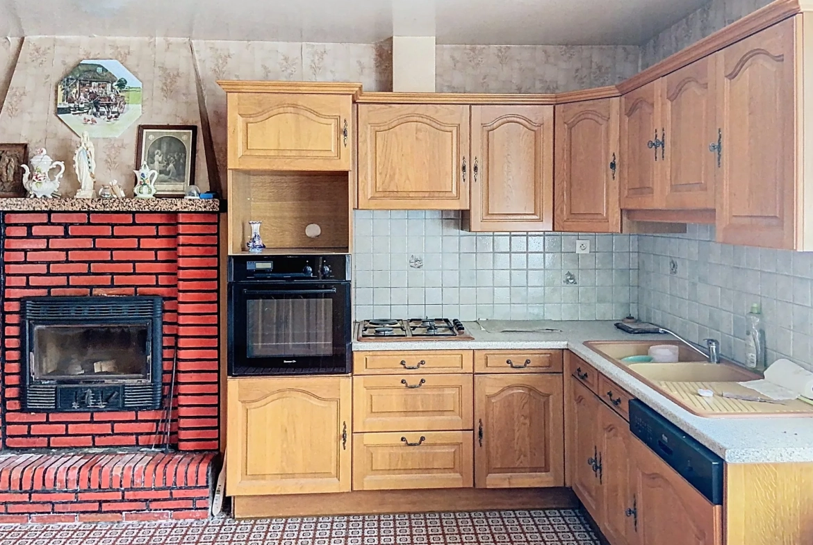Charmante maison de campagne à rénover à Tremblay, 75 m² avec grand terrain 