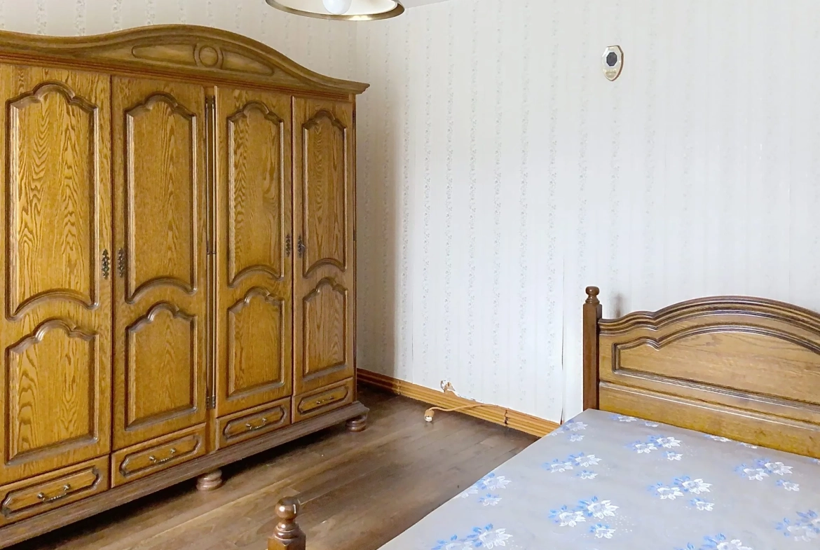 Charmante maison de campagne à rénover à Tremblay, 75 m² avec grand terrain 
