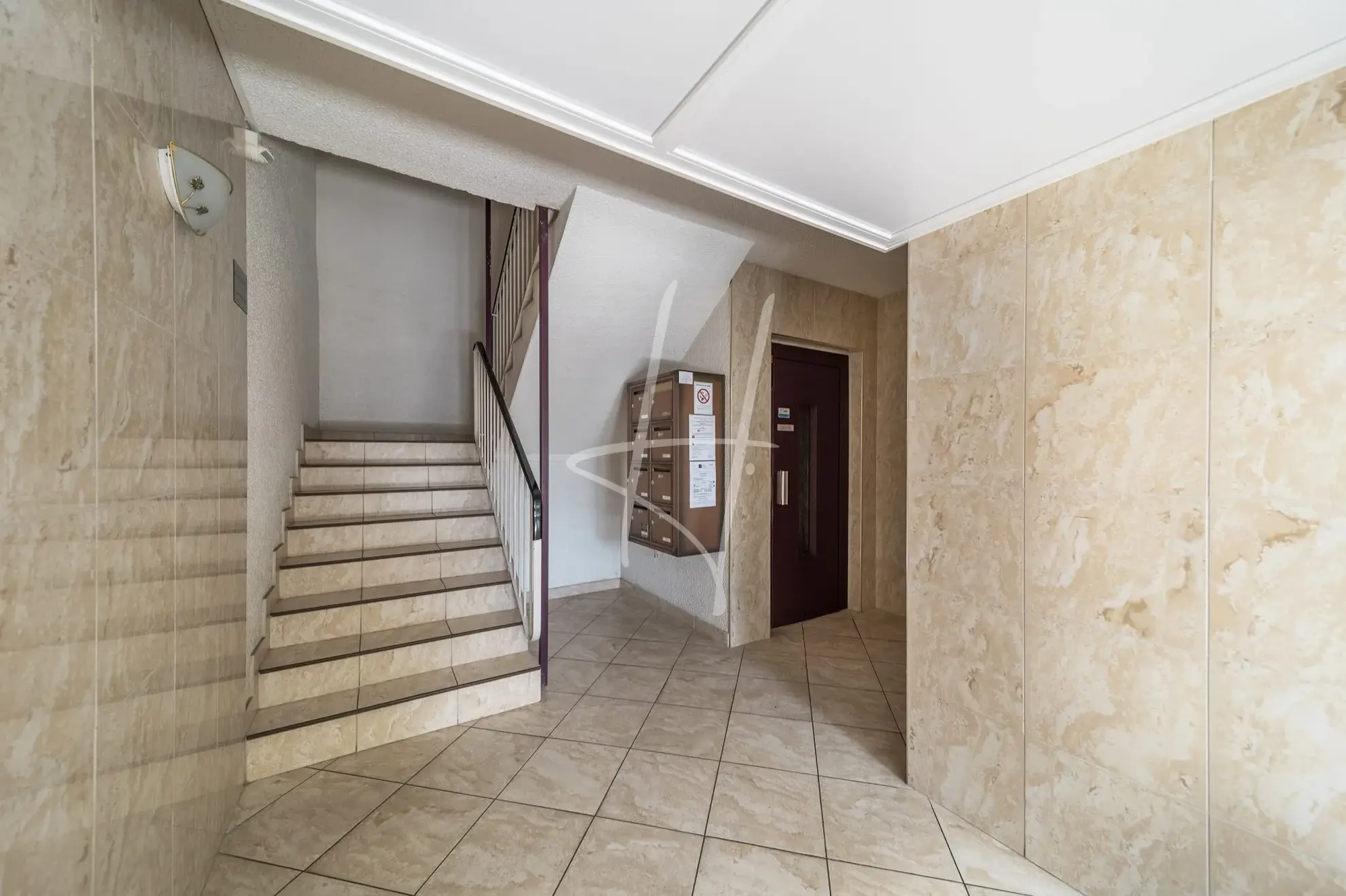 Appartement T5 lumineux de 101 m² à Metz avec cheminée, cave et proximité commodités 
