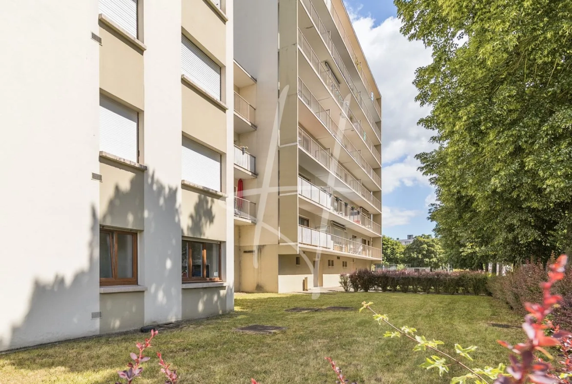 Appartement T5 lumineux de 101 m² à Metz avec cheminée, cave et proximité commodités 