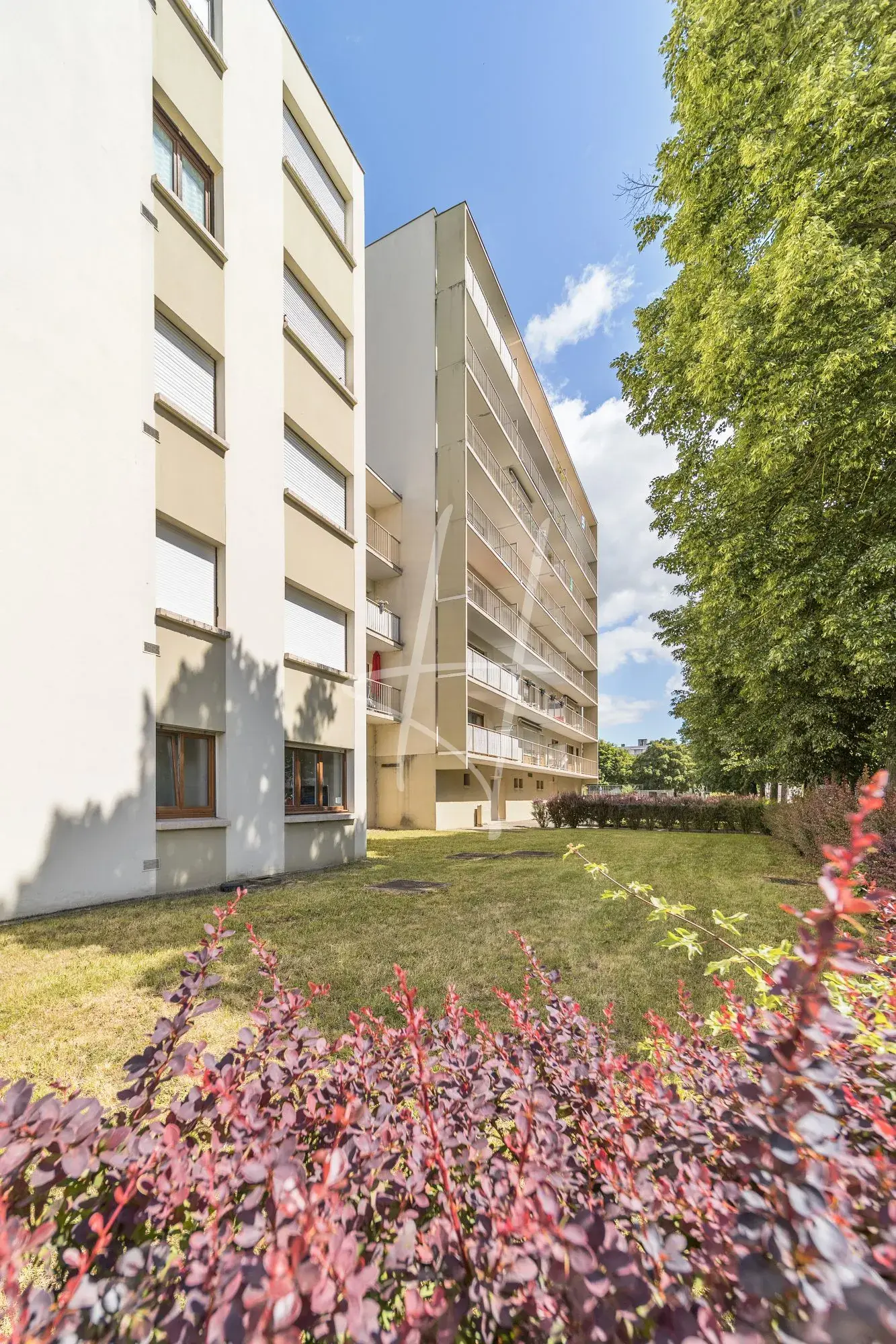 Appartement T5 lumineux de 101 m² à Metz avec cheminée, cave et proximité commodités 