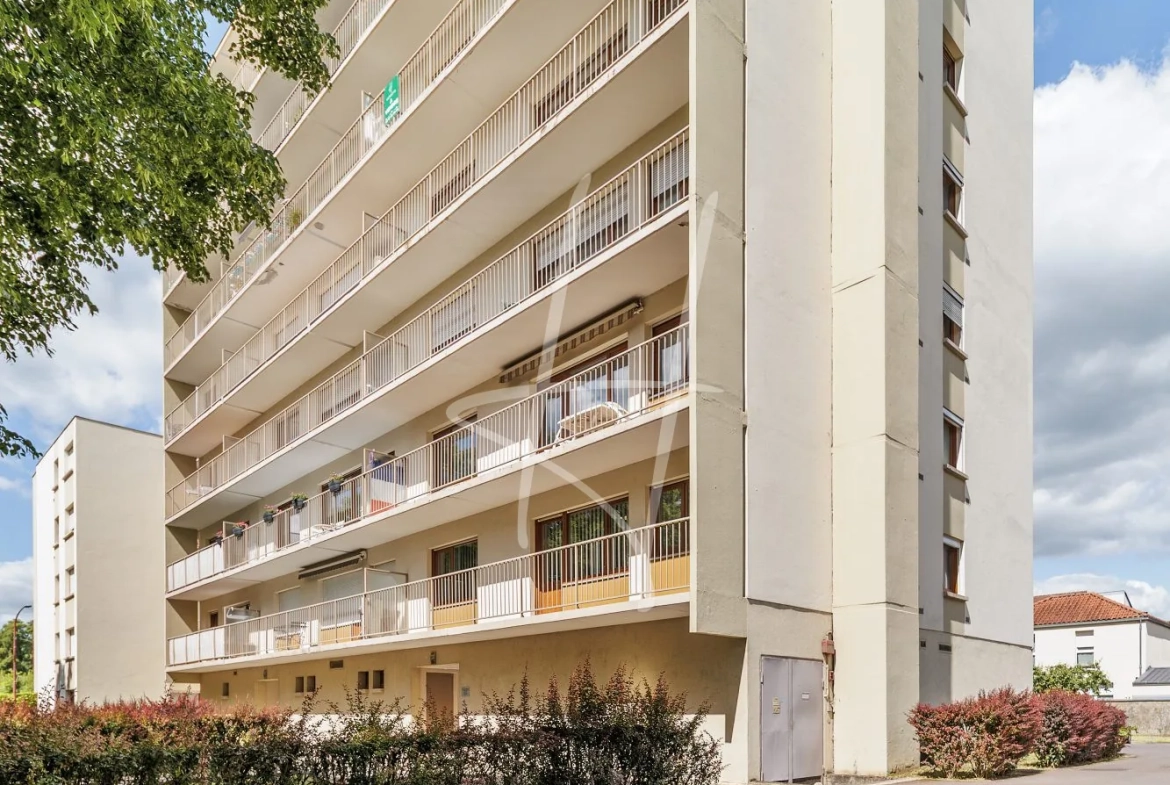 Appartement T5 lumineux de 101 m² à Metz avec cheminée, cave et proximité commodités 