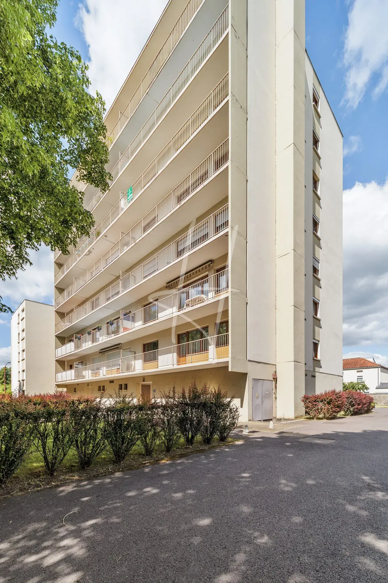 Appartement T5 lumineux de 101 m² à Metz avec cheminée, cave et proximité commodités 