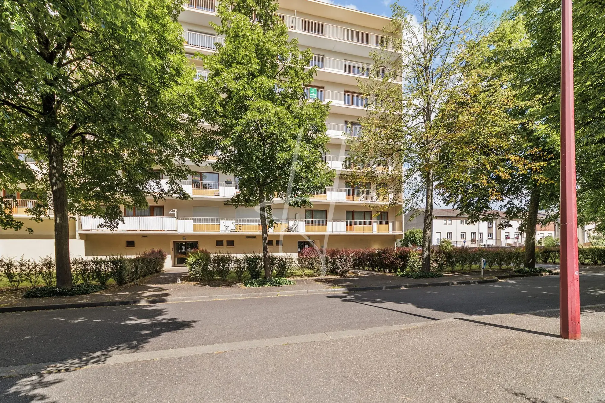 Appartement T5 lumineux de 101 m² à Metz avec cheminée, cave et proximité commodités 