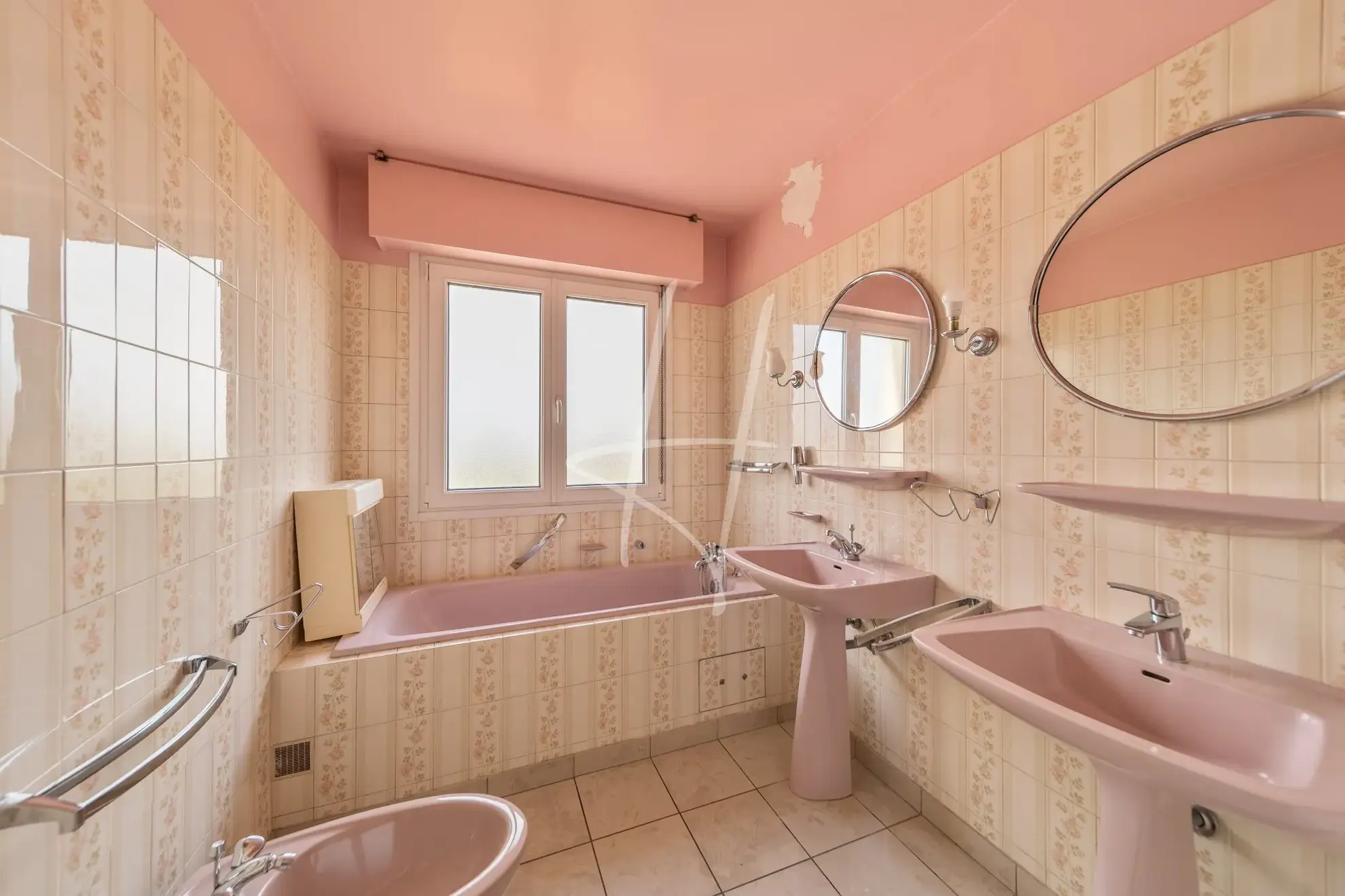 Appartement T5 lumineux de 101 m² à Metz avec cheminée, cave et proximité commodités 