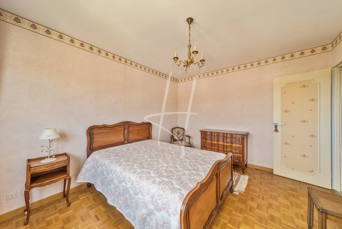 Appartement T5 lumineux de 101 m² à Metz avec cheminée, cave et proximité commodités 