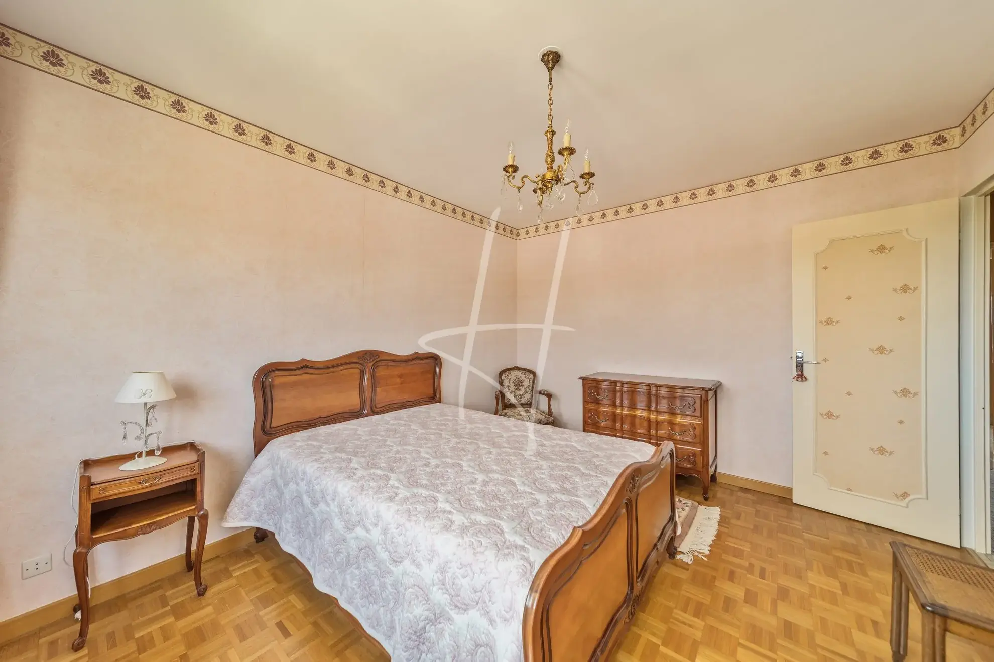 Appartement T5 lumineux de 101 m² à Metz avec cheminée, cave et proximité commodités 