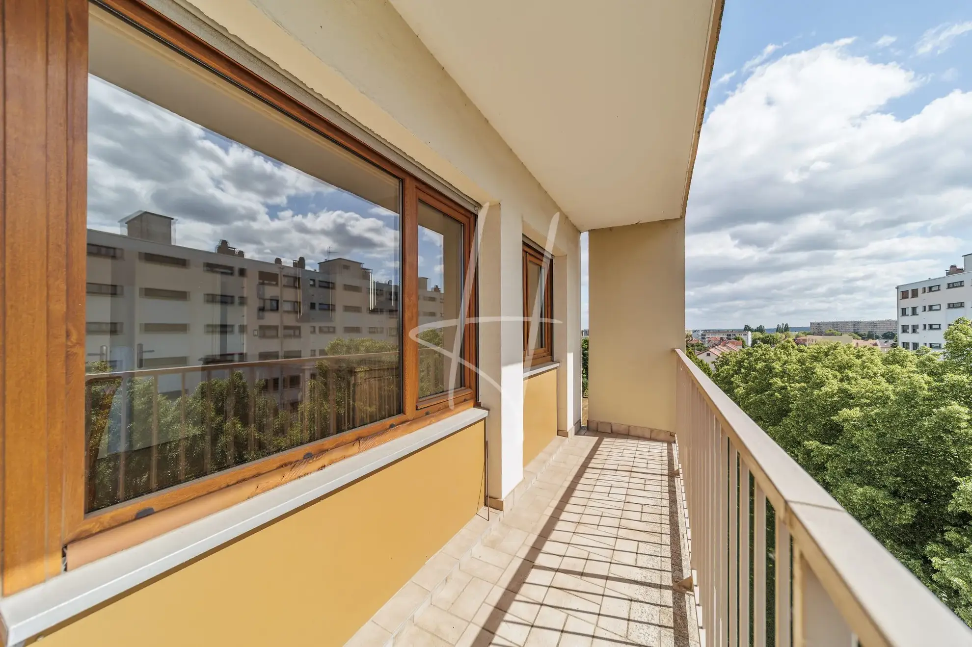 Appartement T5 lumineux de 101 m² à Metz avec cheminée, cave et proximité commodités 
