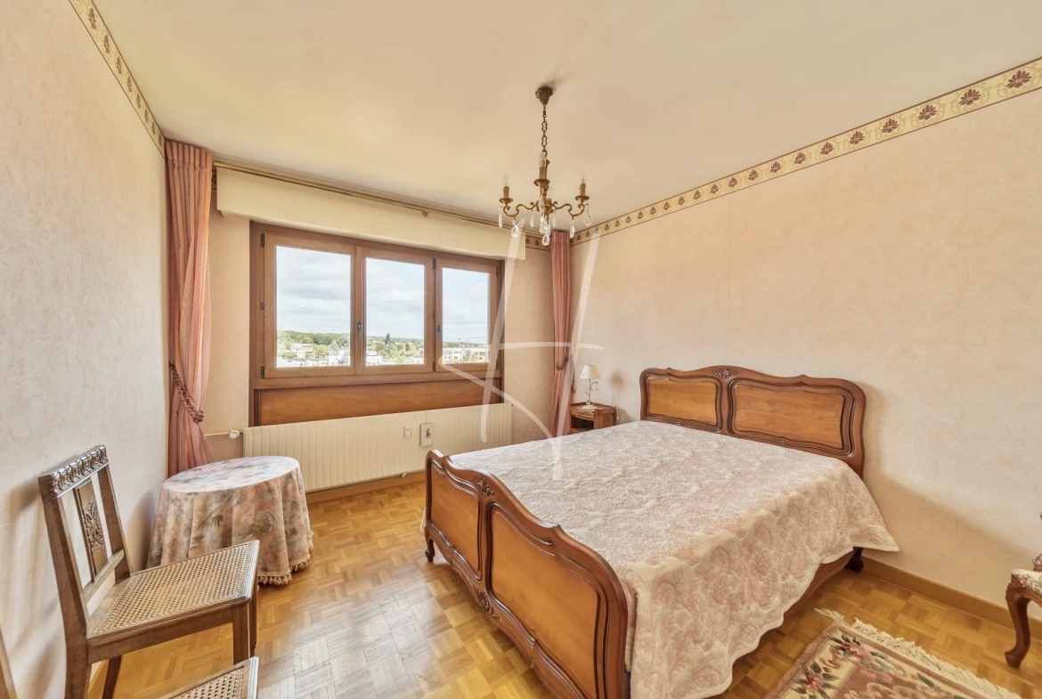 Appartement T5 lumineux de 101 m² à Metz avec cheminée, cave et proximité commodités 