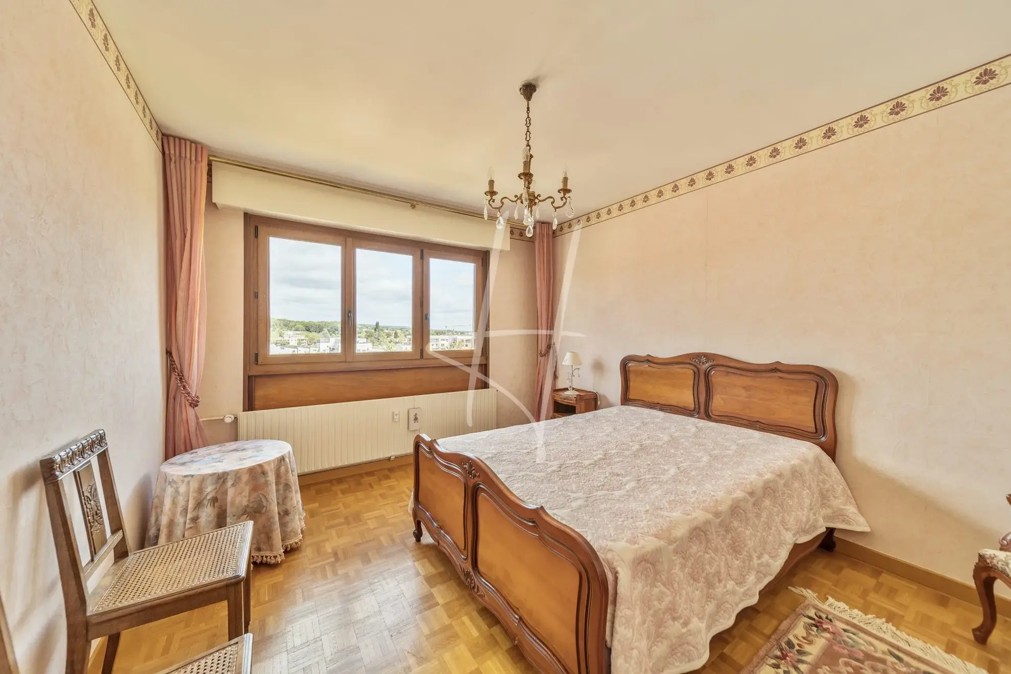 Appartement T5 lumineux de 101 m² à Metz avec cheminée, cave et proximité commodités 