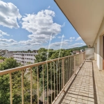 Appartement T5 lumineux de 101 m² à Metz avec cheminée, cave et proximité commodités