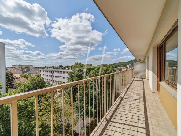 Appartement T5 lumineux de 101 m² à Metz avec cheminée, cave et proximité commodités