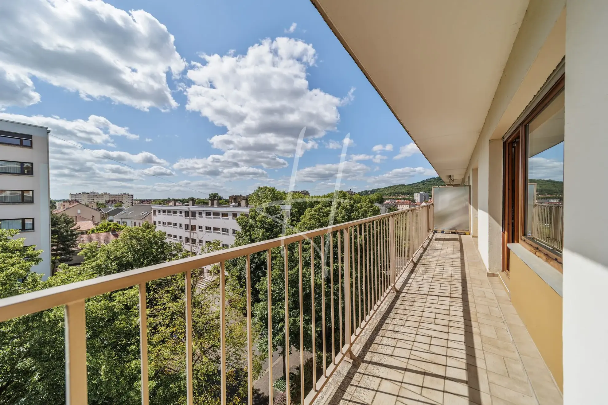 Appartement T5 lumineux de 101 m² à Metz avec cheminée, cave et proximité commodités 