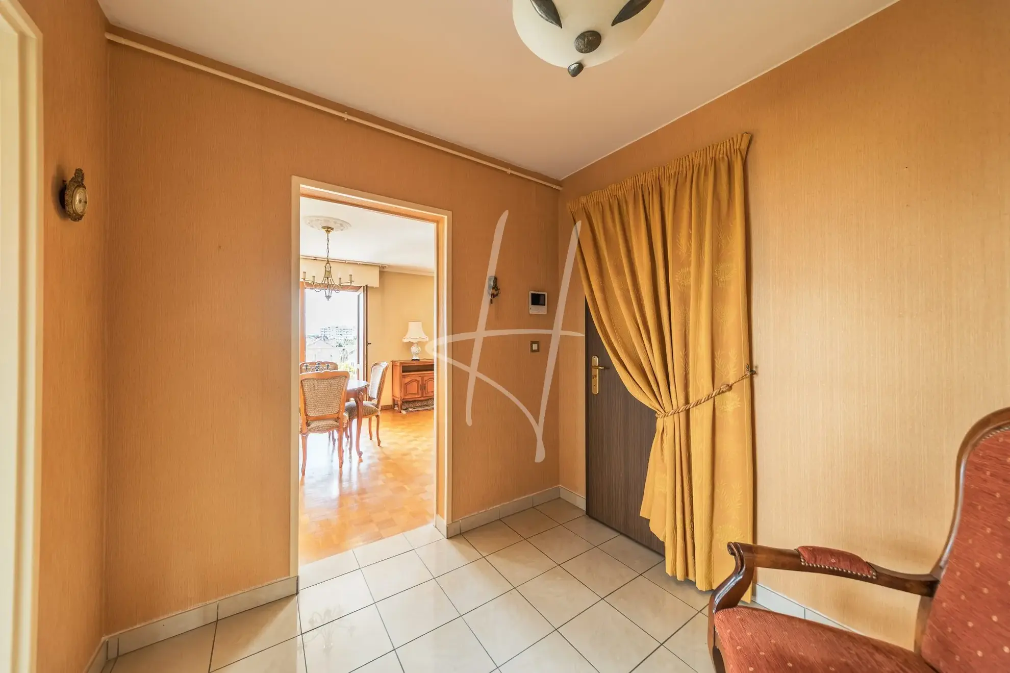 Appartement T5 lumineux de 101 m² à Metz avec cheminée, cave et proximité commodités 