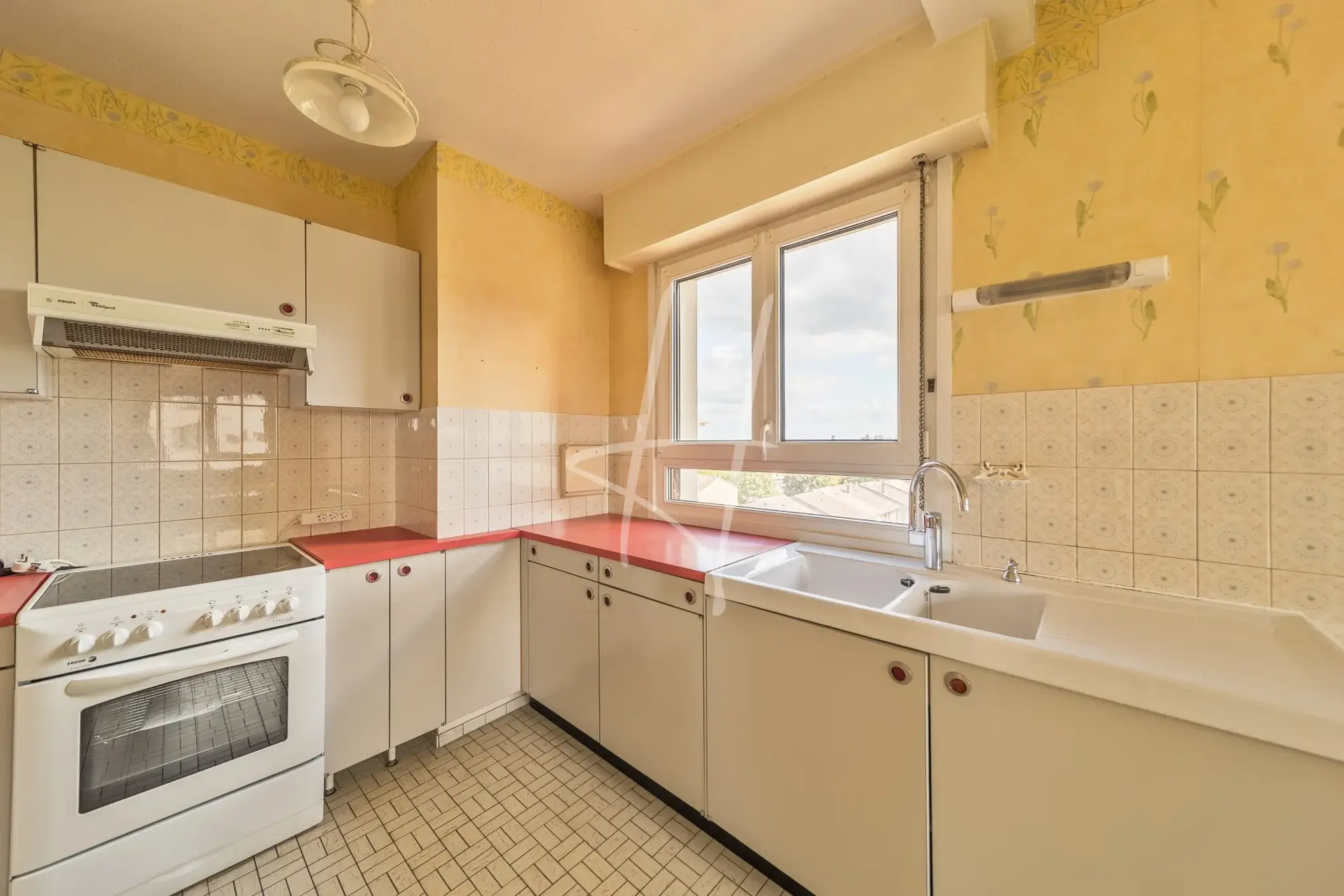 Appartement T5 lumineux de 101 m² à Metz avec cheminée, cave et proximité commodités 
