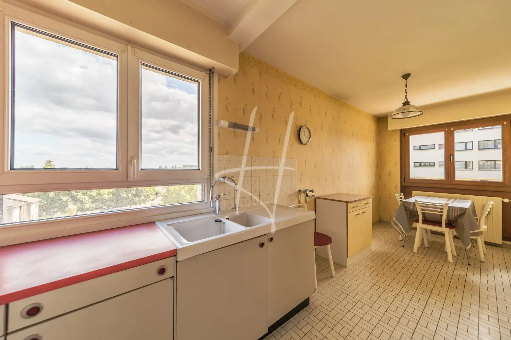Appartement T5 lumineux de 101 m² à Metz avec cheminée, cave et proximité commodités 