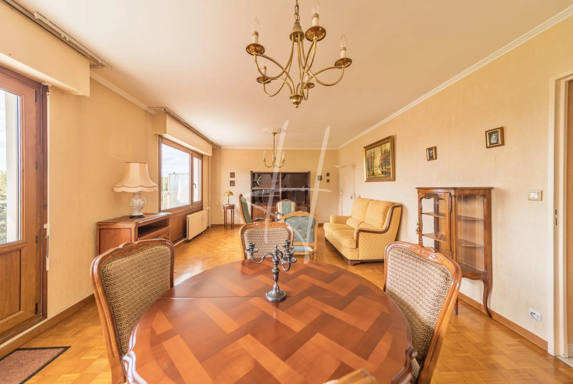 Appartement T5 lumineux de 101 m² à Metz avec cheminée, cave et proximité commodités 