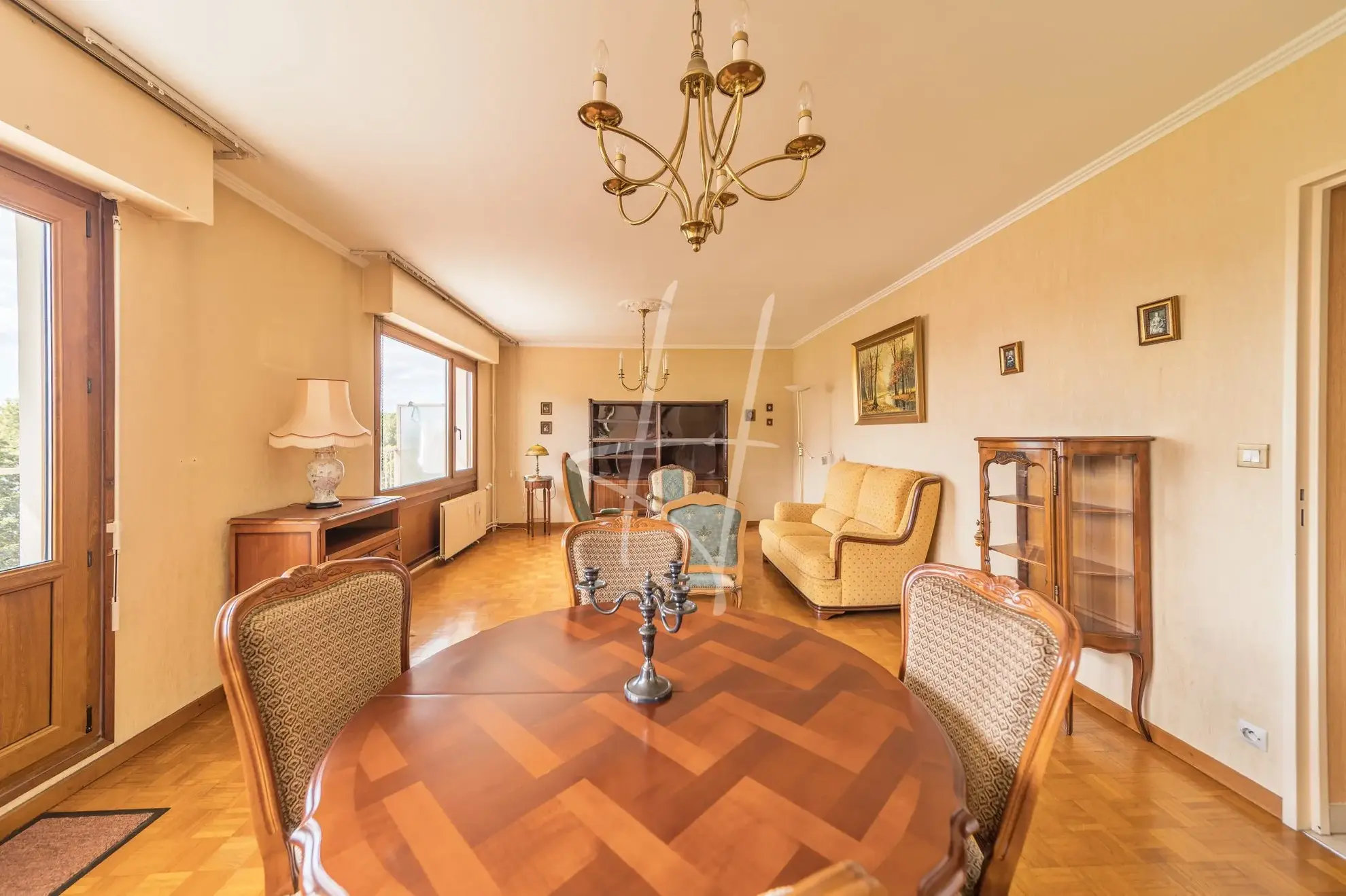 Appartement T5 lumineux de 101 m² à Metz avec cheminée, cave et proximité commodités 