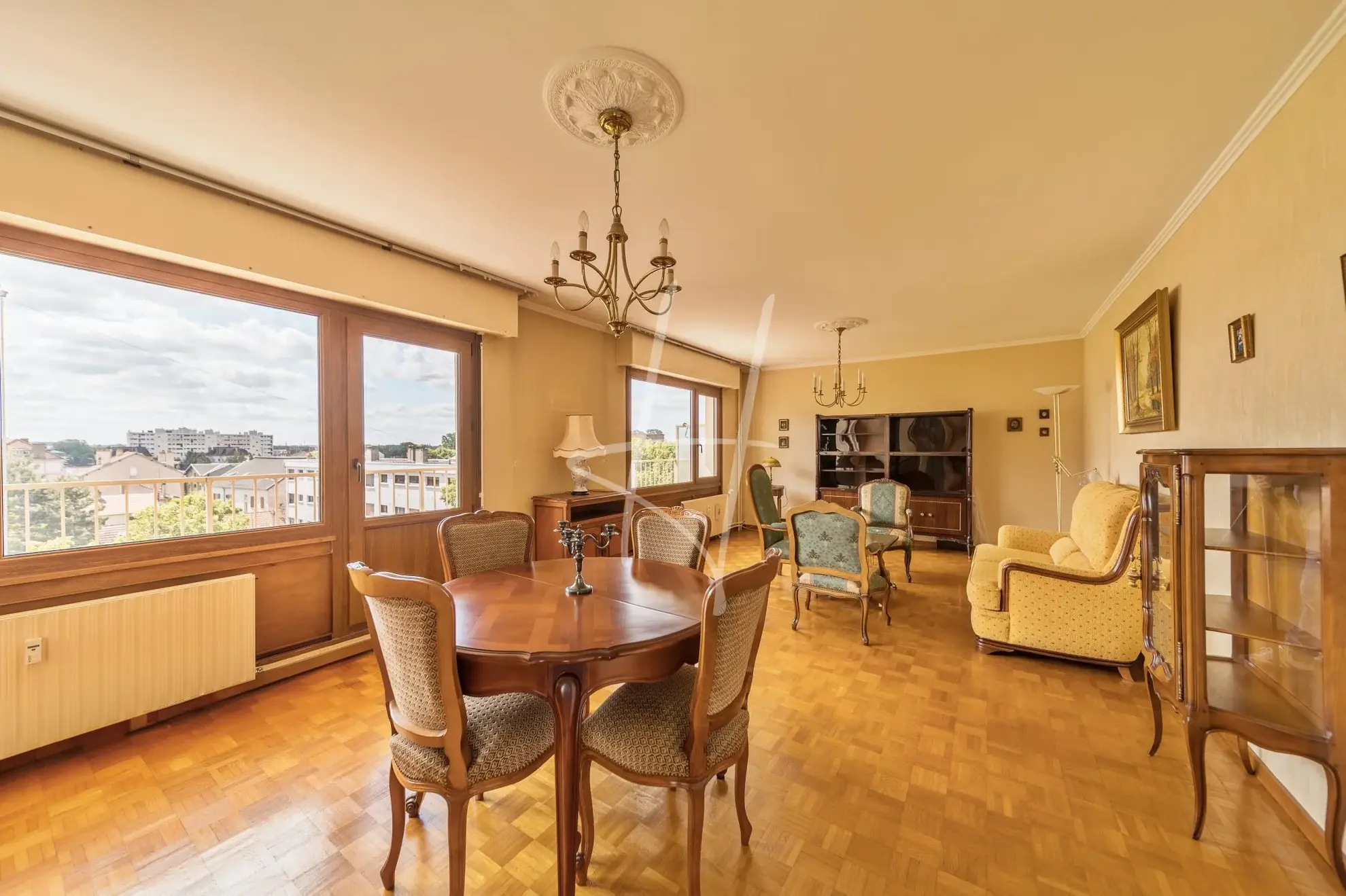 Appartement T5 lumineux de 101 m² à Metz avec cheminée, cave et proximité commodités 