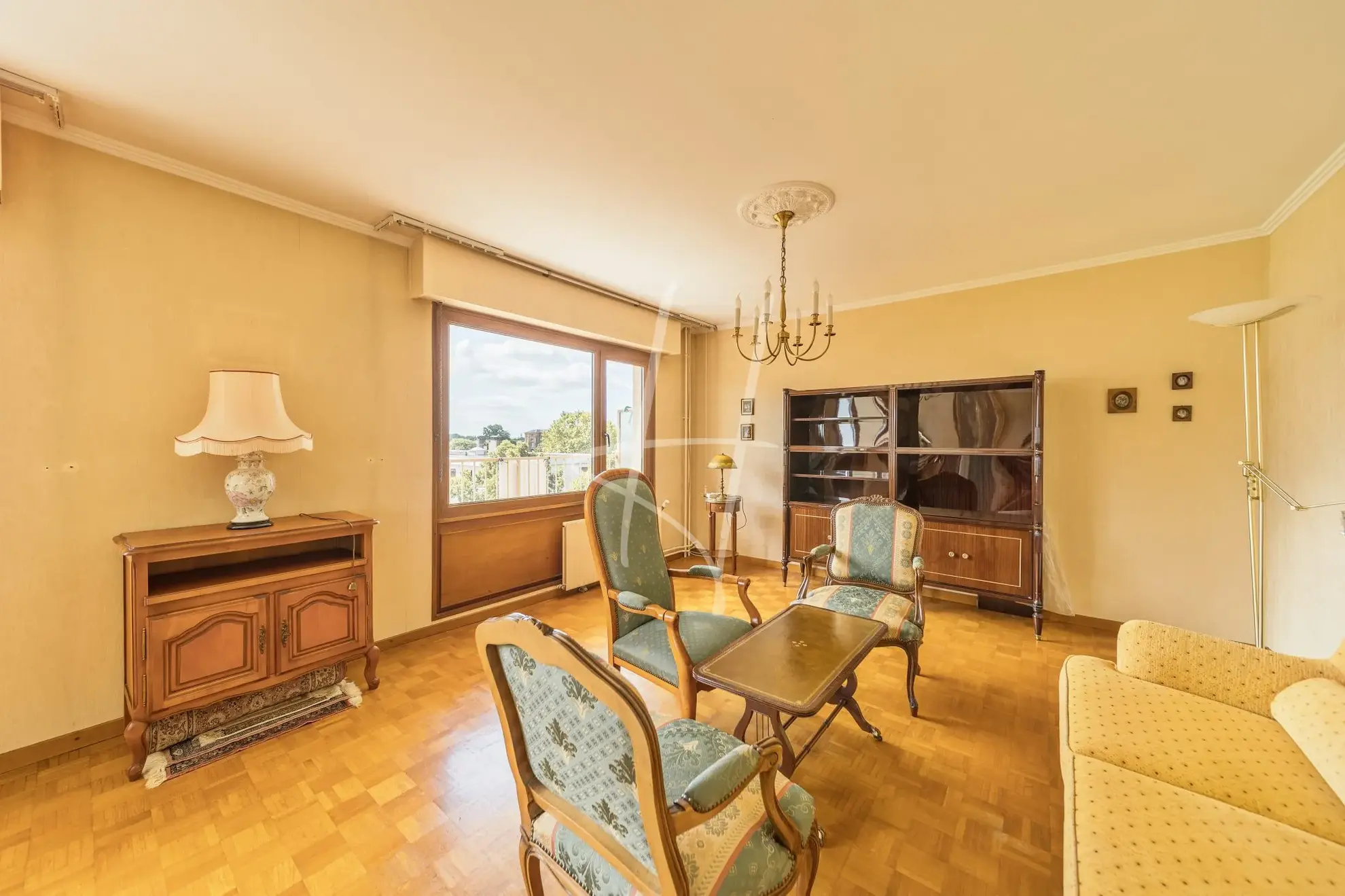 Appartement T5 lumineux de 101 m² à Metz avec cheminée, cave et proximité commodités 