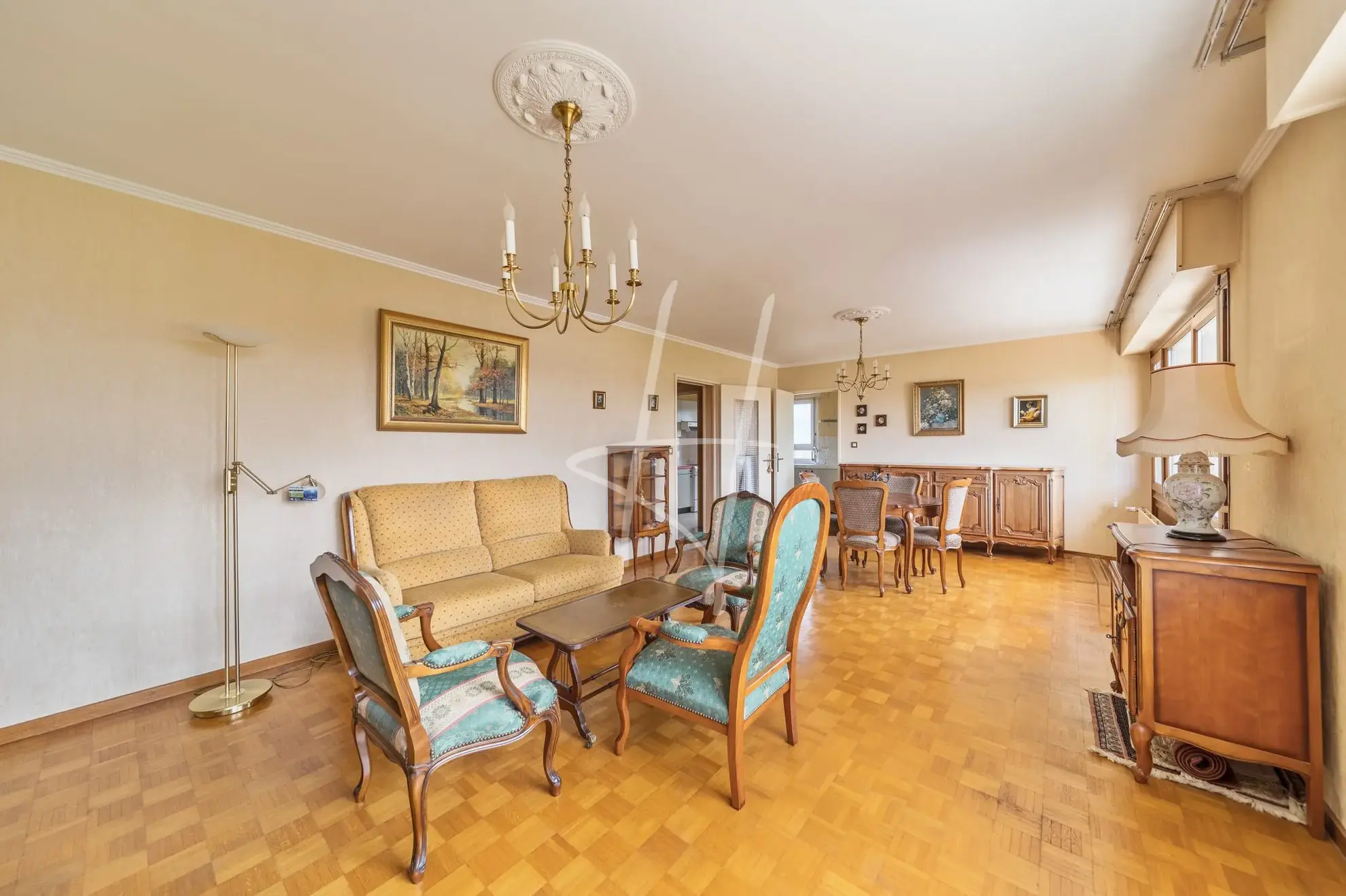 Appartement T5 lumineux de 101 m² à Metz avec cheminée, cave et proximité commodités 