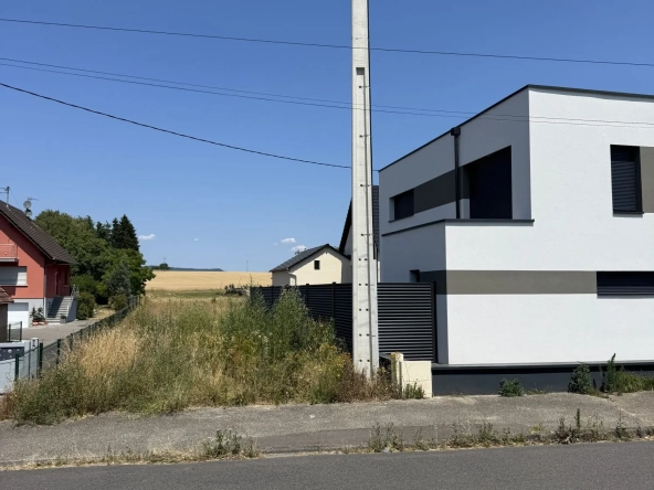 entrée façade sur rue Terrain à bâtir à Gundershoffen proche de la zone commerciale, permis déjà obtenu